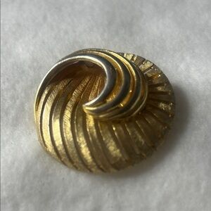 Vintage Elegant Gold tone Swirl Brooch